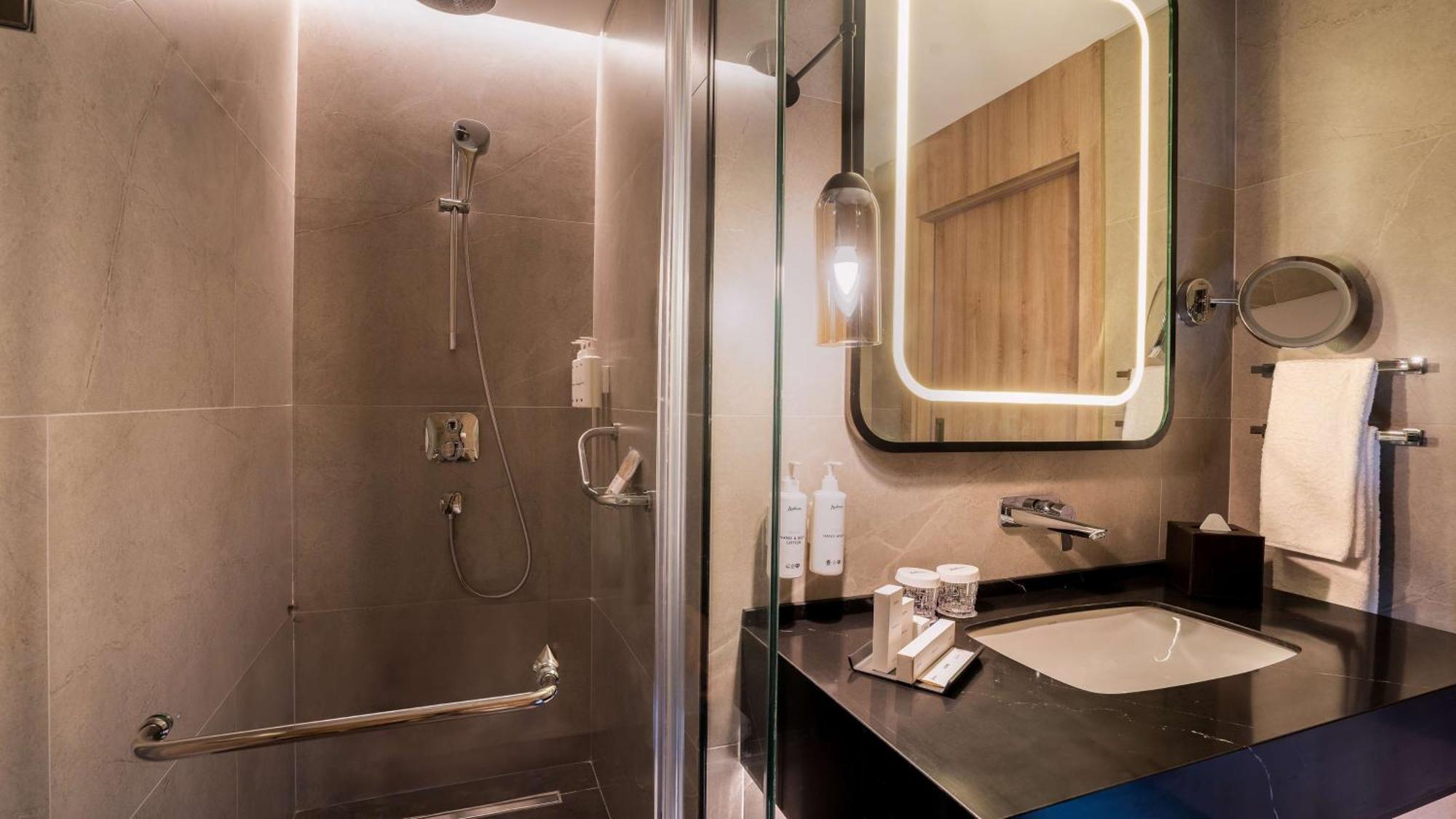 Radisson Hotel Istanbul Merter Экстерьер фото